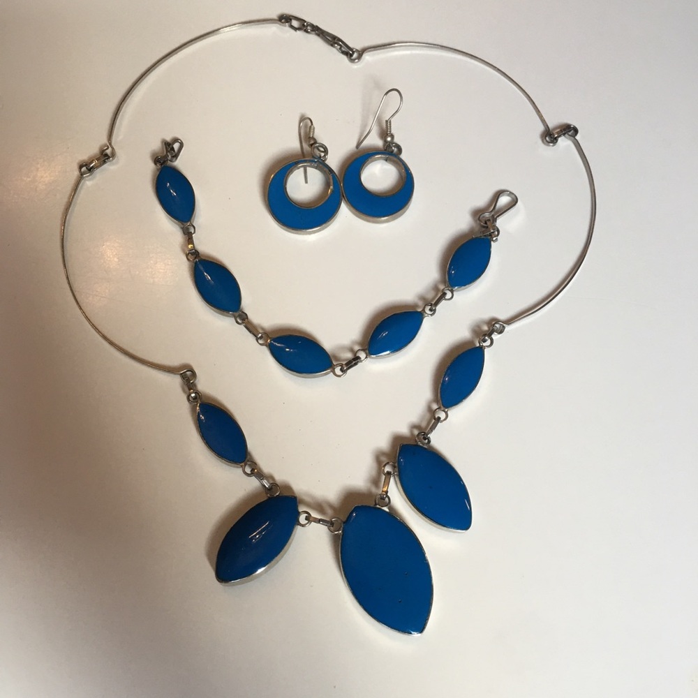 2/$30 Enamel & Shell-like Reversible Jewellery Set - Picture 3 of 10